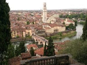 Blick auf Verona vom Campeggio Castel San Pietro