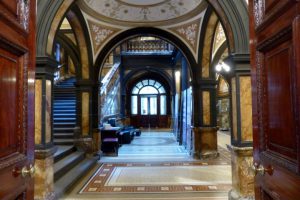 Ein Treppenhaus im Rathaus von Glasgow